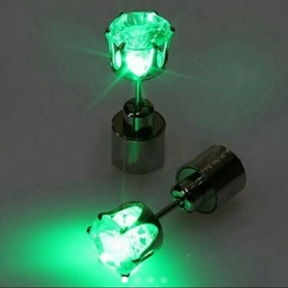 🌊🏄🏻🏄🏼‍♀️ glowing / light up CZ earrings - Perf & New - Picture 8 of 8
